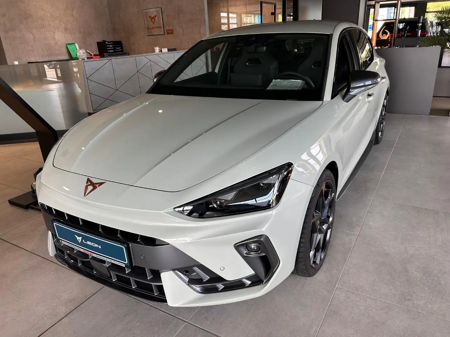 CUPRA Leon 1.5 eTsi 110 KW (150 PS) DSG Grau - 1