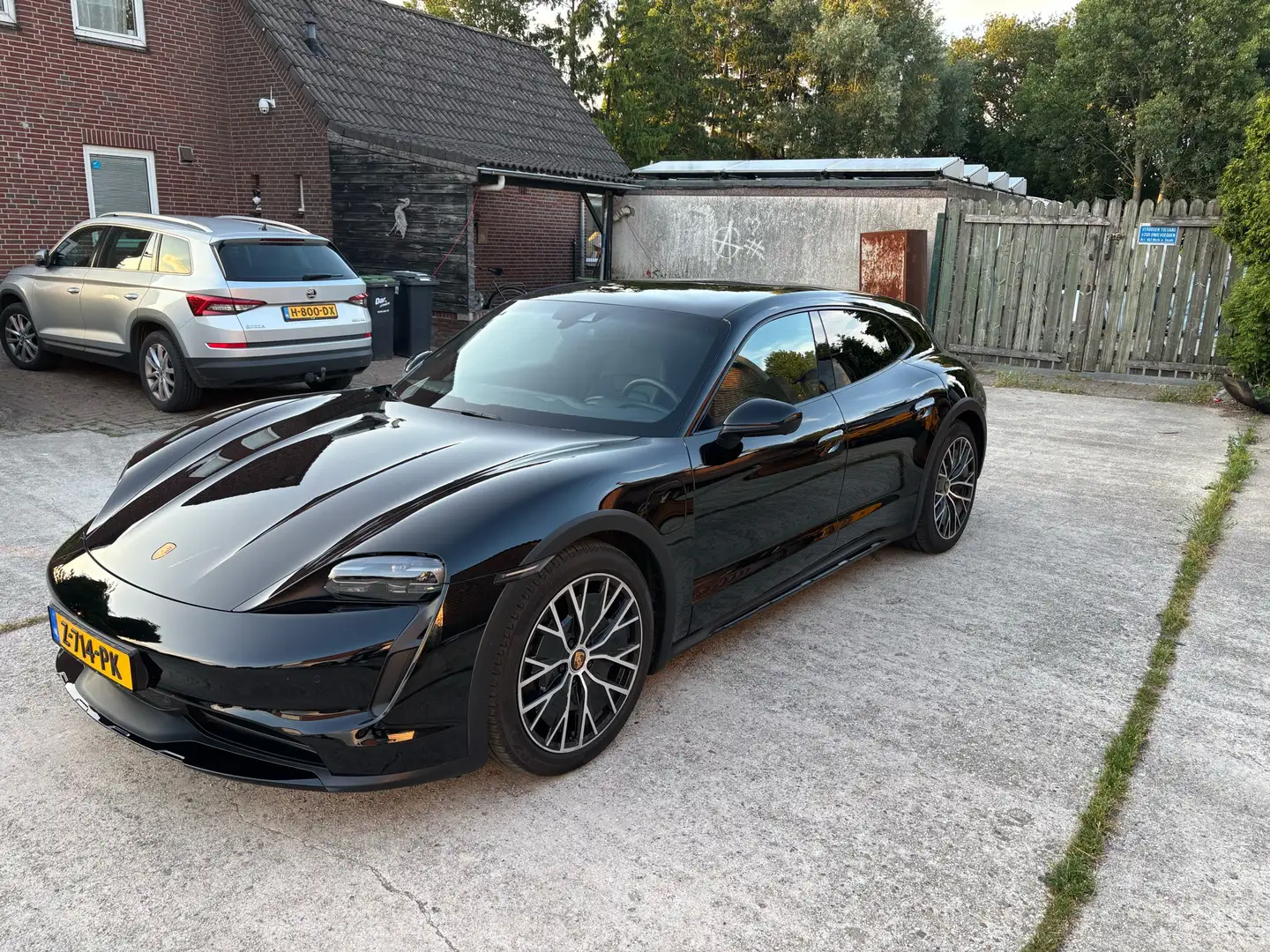 Porsche Taycan 93 kWh/380pk / 4WD / panoramadak / 20inch turbo s Zwart - 1