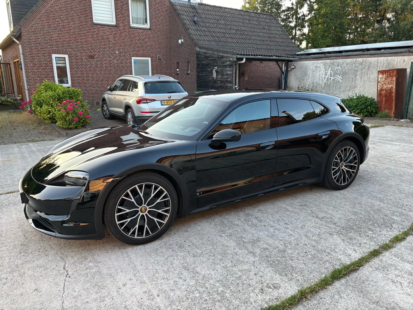 Porsche Taycan 93 kWh/380pk / 4WD / panoramadak / 20inch turbo s Zwart - 2