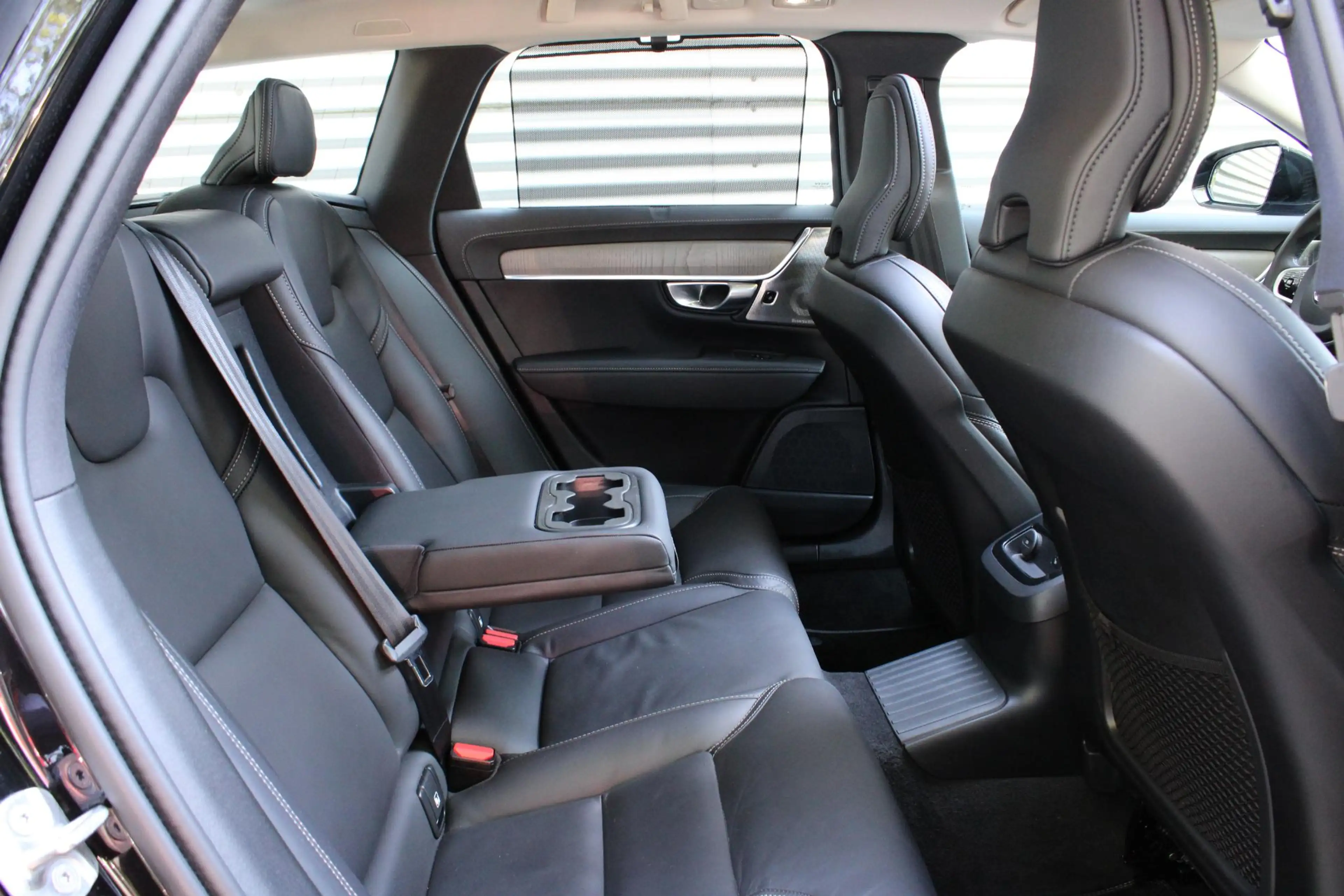 Volvo V90 2.0 T8 Plug-in hybrid AWD Ultra Dark — photo 7