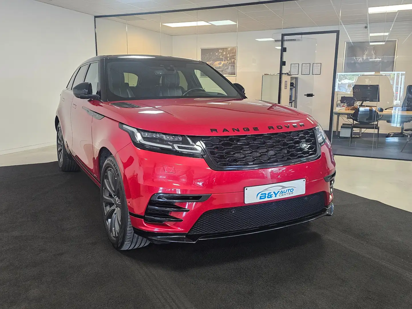 Land Rover Range Rover Velar 2.0d R-Dynamic - Panoramisch dak - Euro 6 Rood - 2