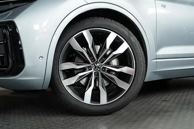 Volkswagen Touareg view 3