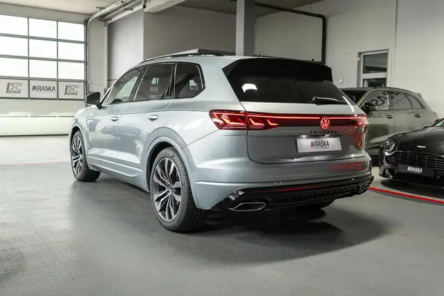 Volkswagen Touareg view 10