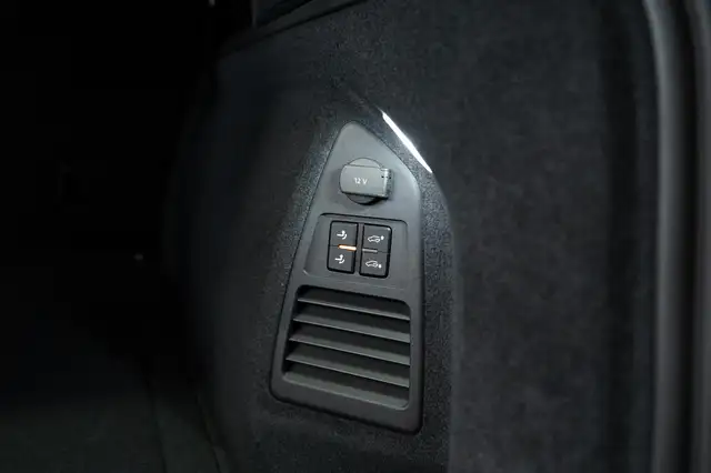 Volkswagen Touareg view 9