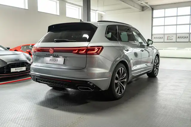 Volkswagen Touareg view 6