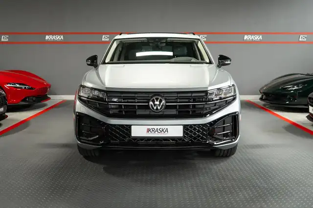 Volkswagen Touareg view 4