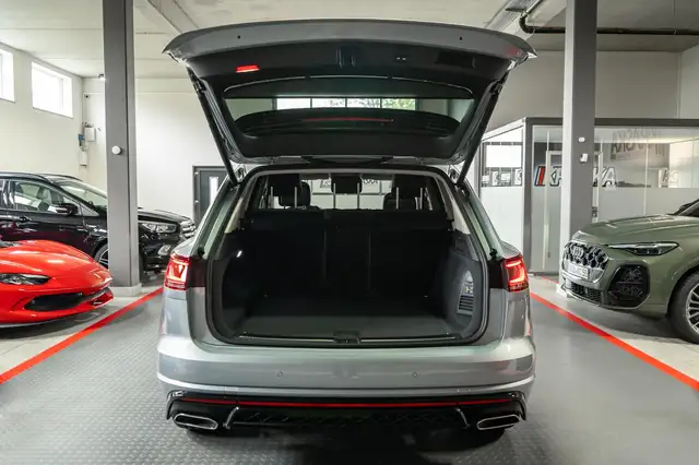 Volkswagen Touareg view 8
