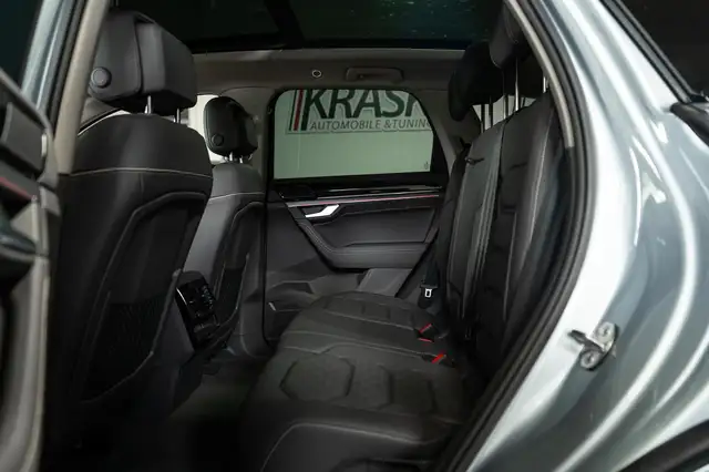 Volkswagen Touareg view 14