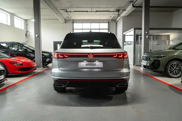 Volkswagen Touareg view 7