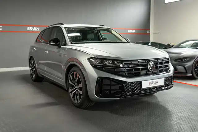 Volkswagen Touareg view 5