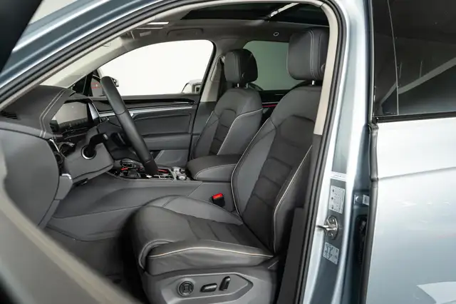 Volkswagen Touareg view 13