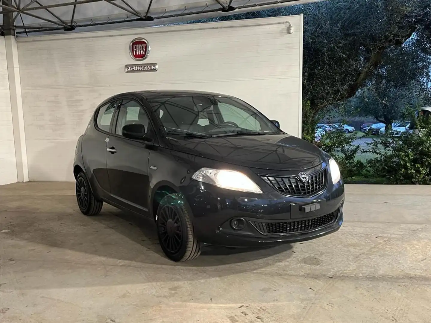 Lancia Ypsilon 1.0 FireFly 5 porte S&S Hybrid Silver Nero - 2