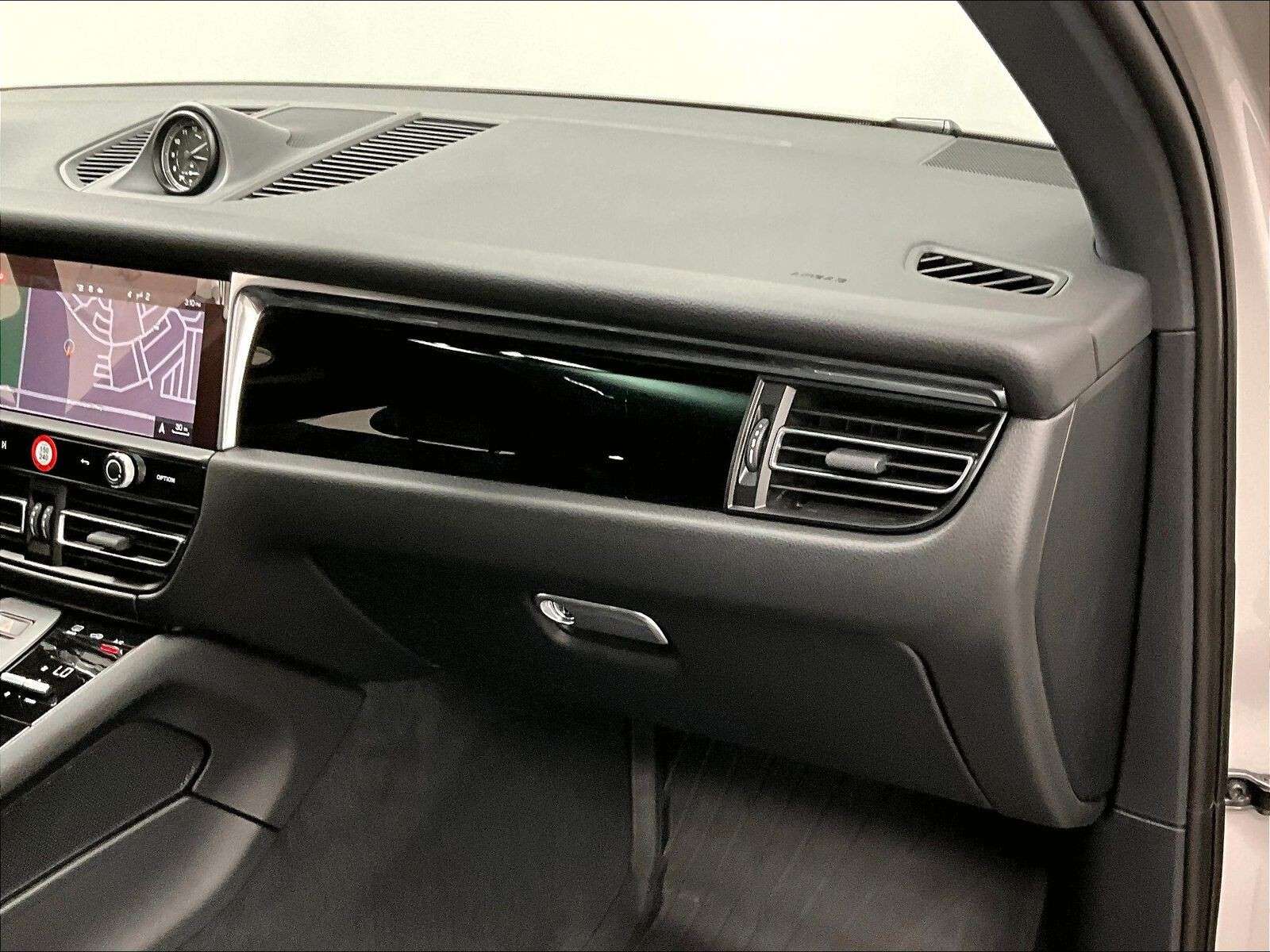 2026 Porsche Macan S thumb 26