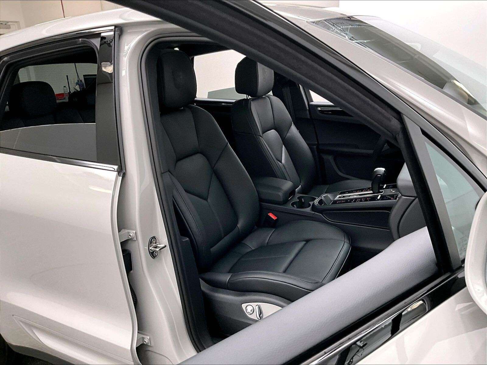 2026 Porsche Macan S thumb 14