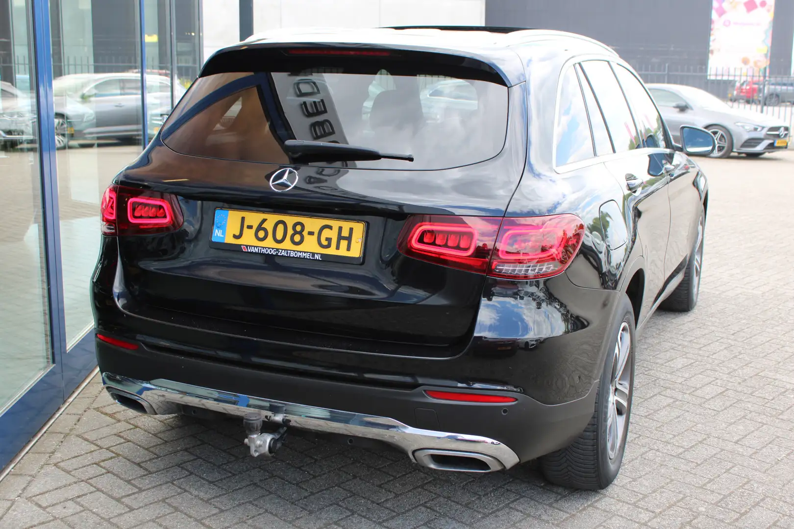 Mercedes-Benz GLC 200 AUT9 4MATIC Premium Plus PANORAMADAK TREKHAAK Zwart - 2