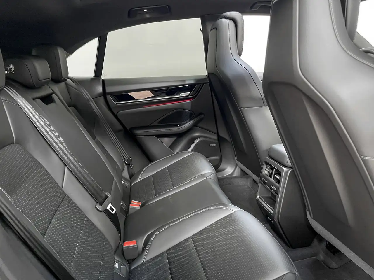 Porsche Macan 100 kWh SPORT DESIGN Pack / Pano / Bose Sound / Trekhaak /, миниатюра 18