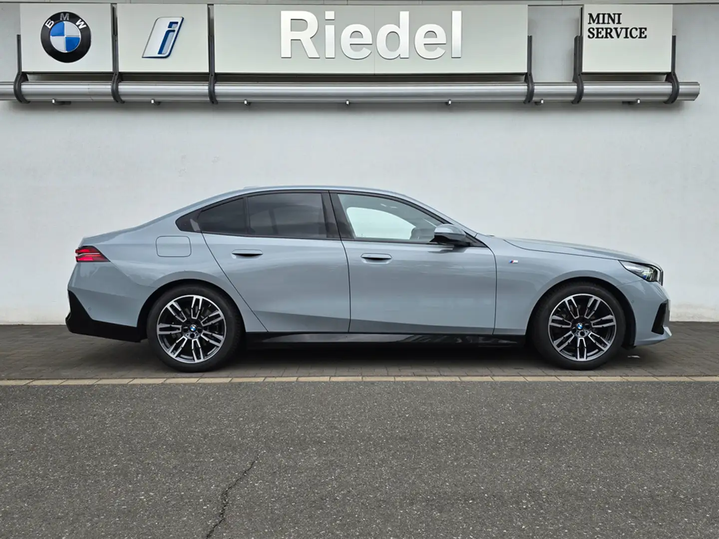 BMW 520 i M Sportpaket Komfortsitze Standhzg. AHK Gris - 2