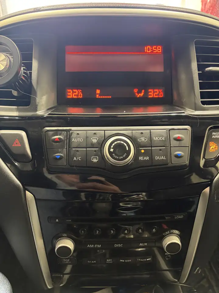 Nissan Pathfinder снимка Nissan Pathfinder