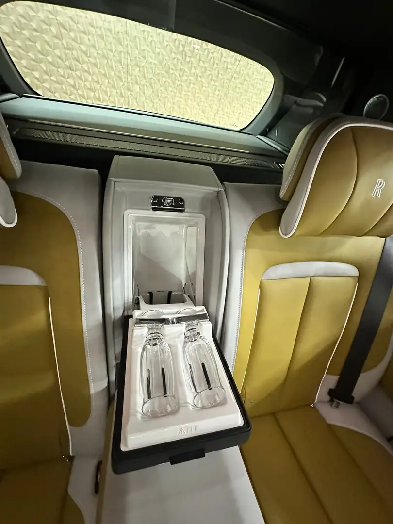 Rolls-Royce Cullinan Beige - 1