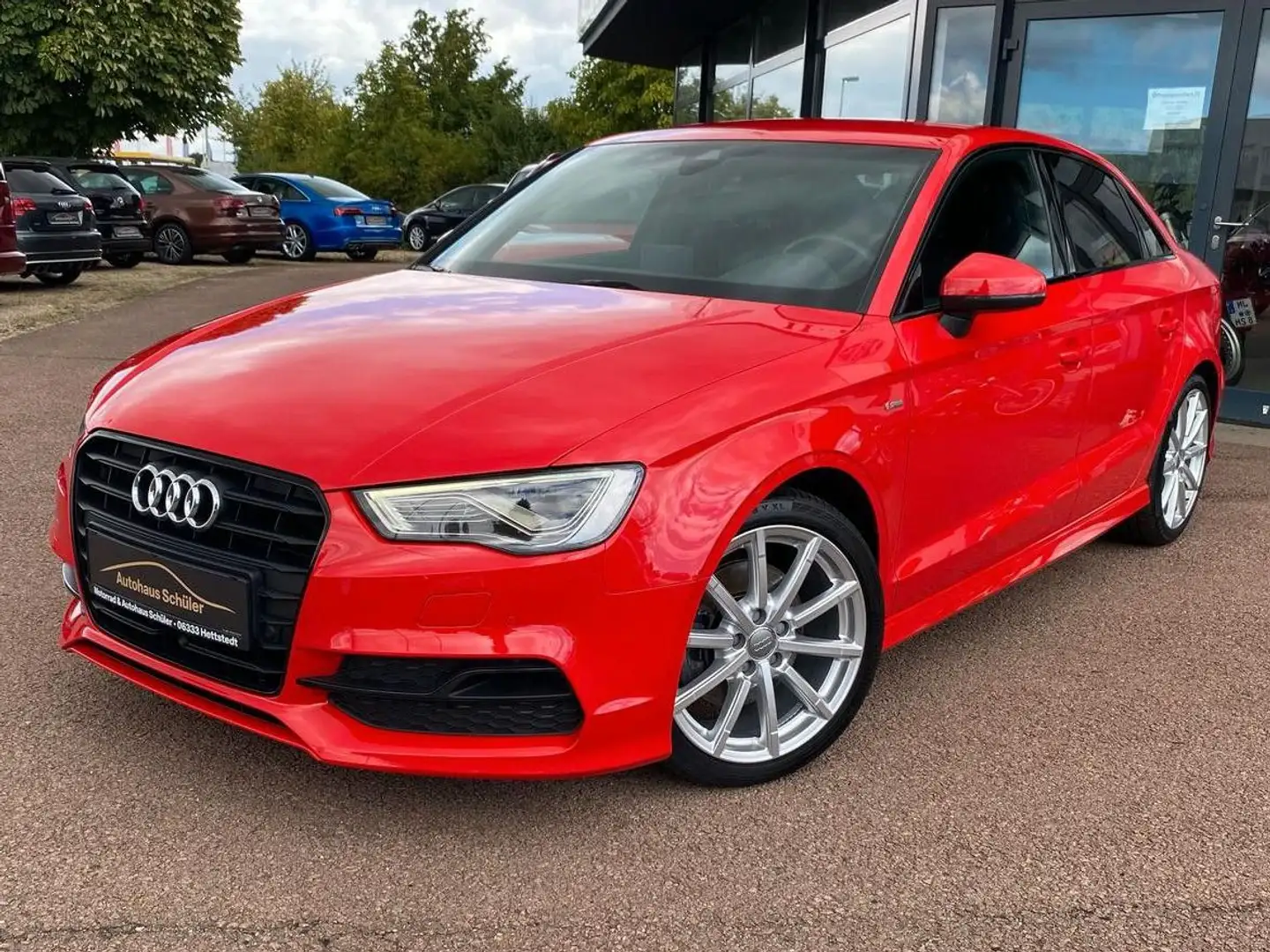 Audi A3 Limousine S line Sportpaket+Navi+Lane+DCC+ACC Rot - 1