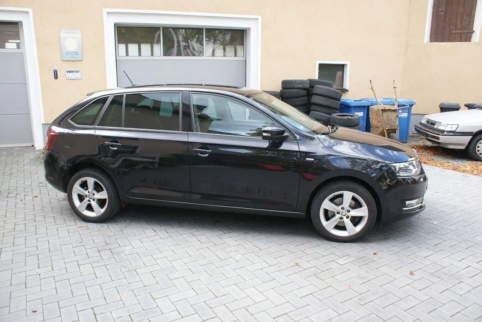 Skoda Rapid/Spaceback 1.0 TSI CLEVER/Navi/PDC/Xenon/SHZ Schwarz - 2