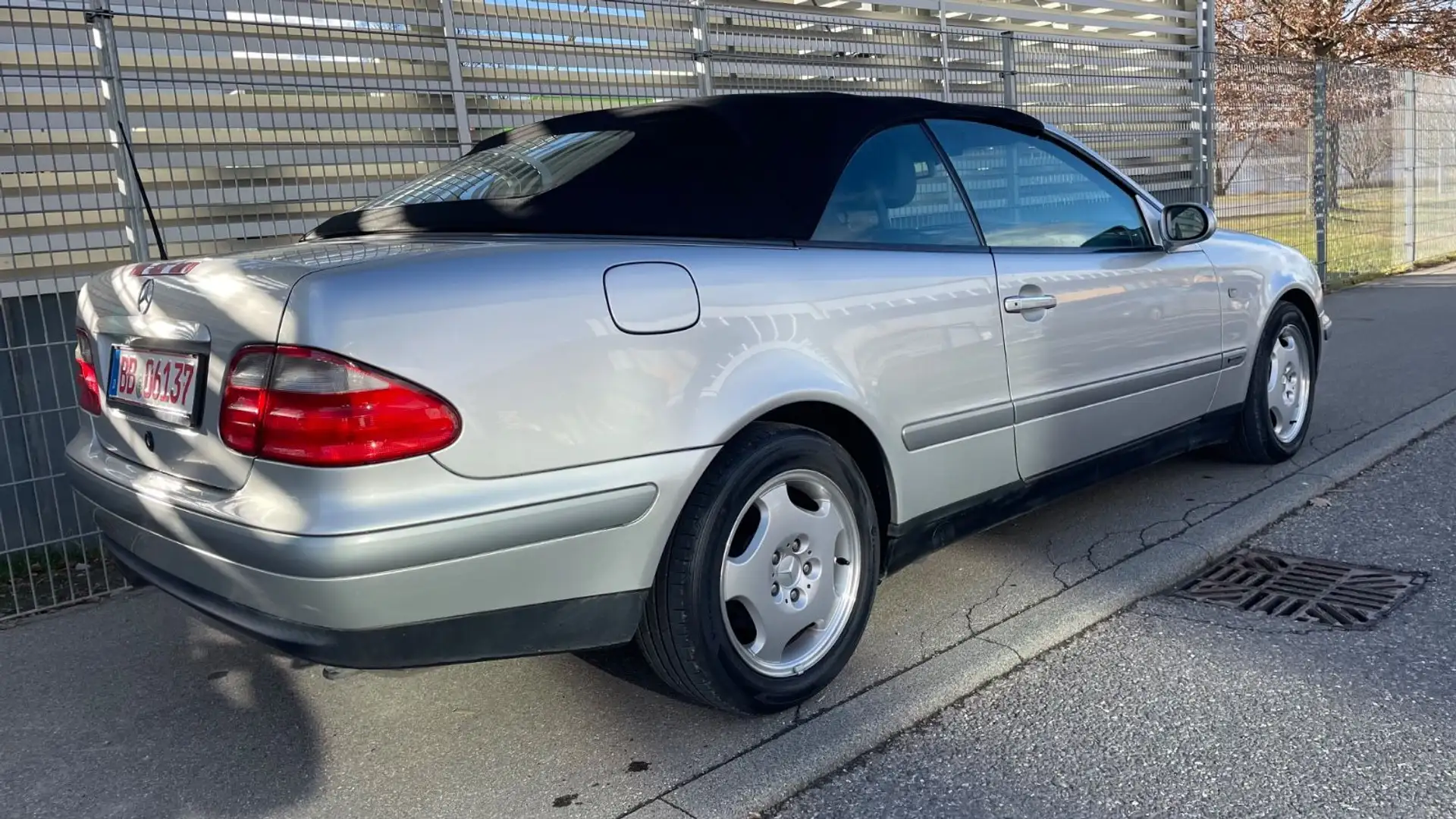 Mercedes-Benz CLK 320 Cabrio-Garagen Fahrzeug-TÜV NEU-Garantie Silber - 2