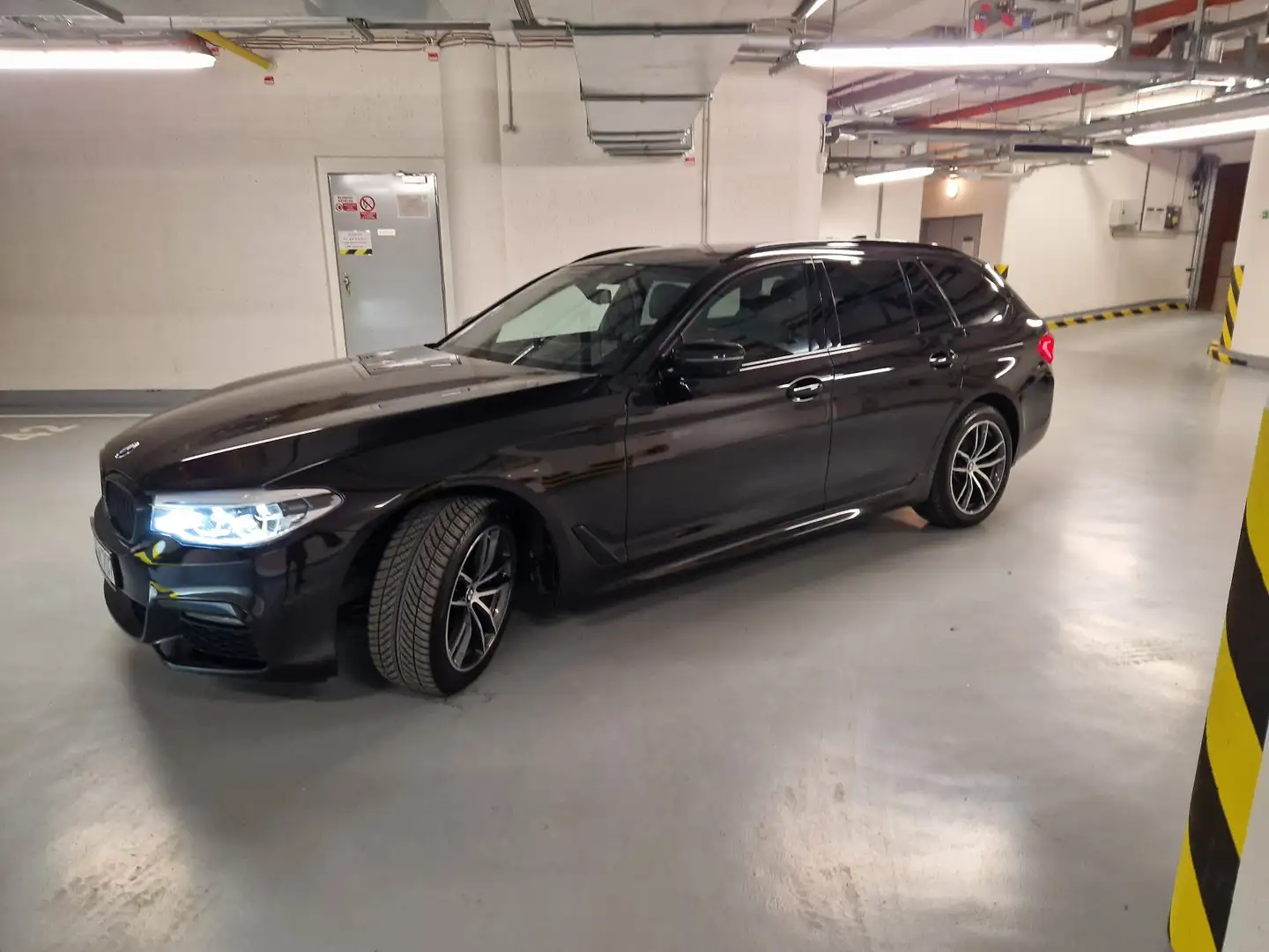 BMW 540 540d xDrive Touring M-Sport Braun - 1