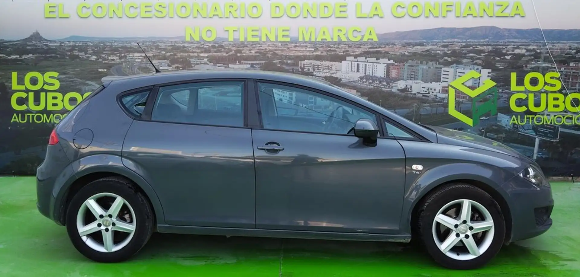 SEAT Leon 1.4 TSI 125cv Sport Gris - 2