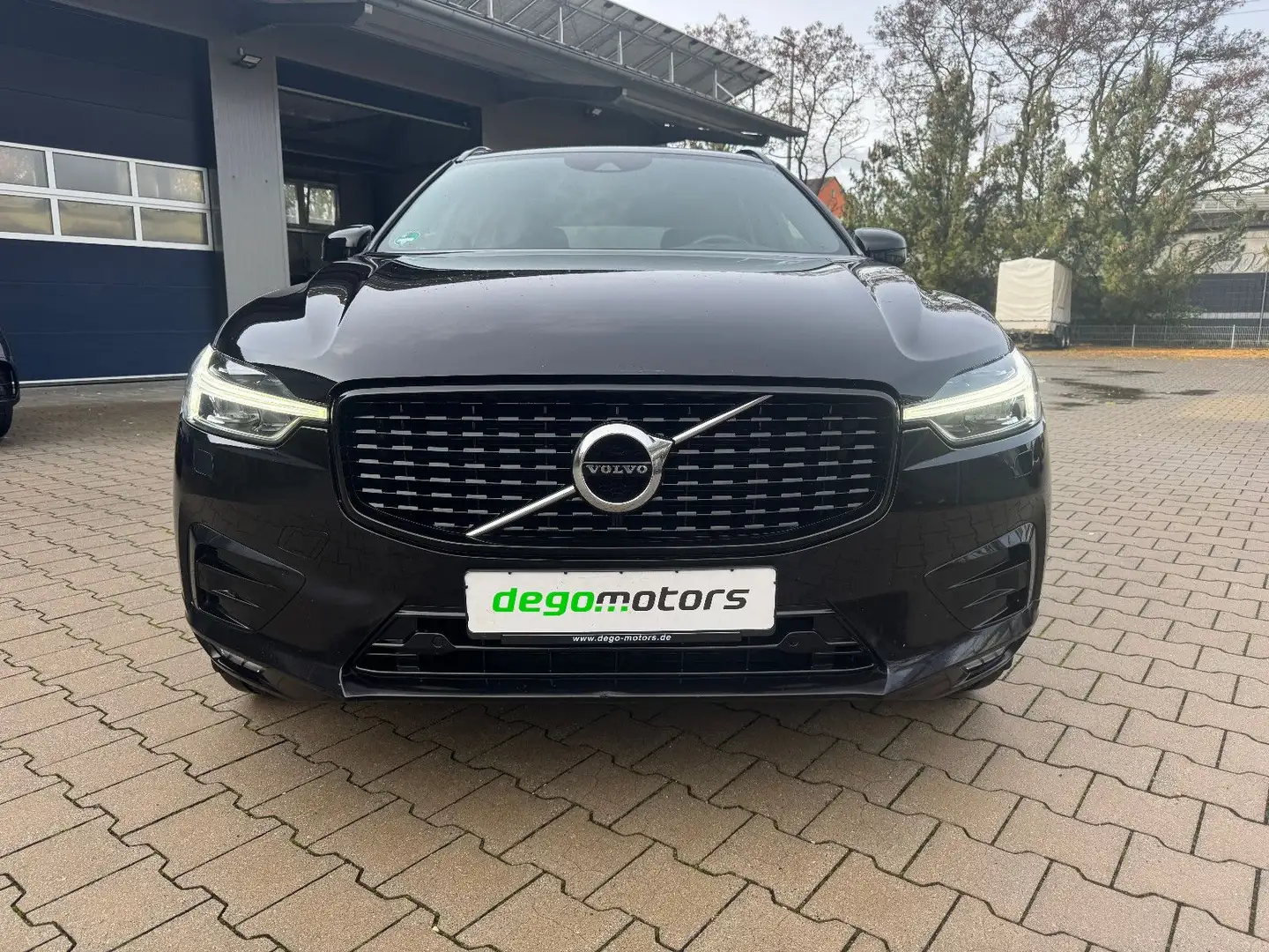 Volvo XC60 R Design Schwarz - 2