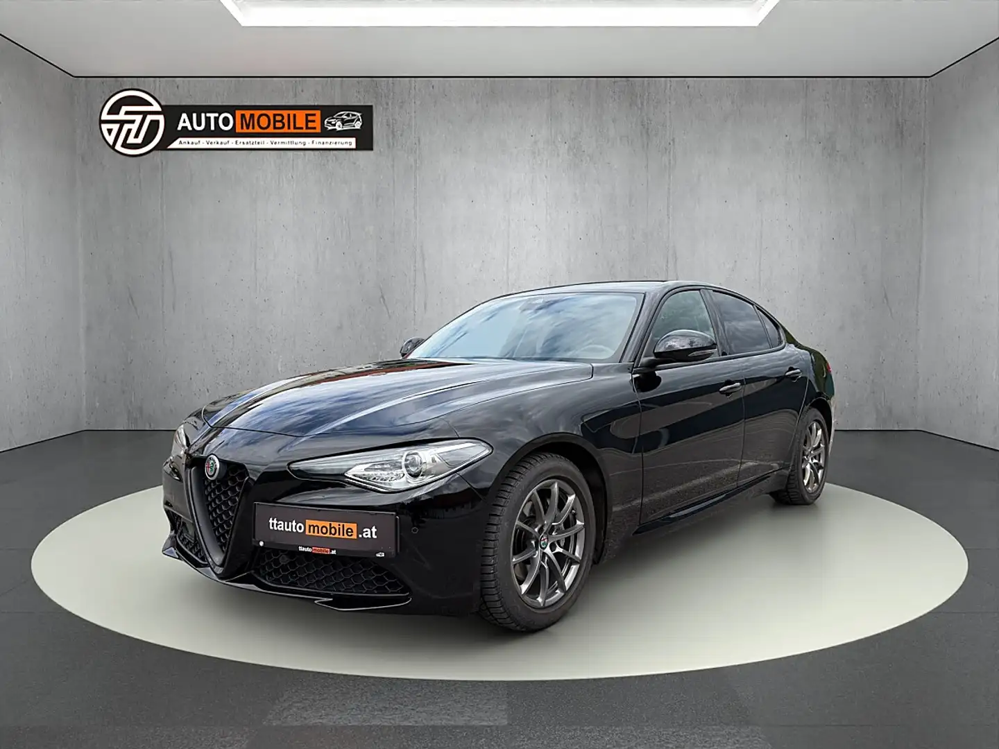 Alfa Romeo Giulia Super 2,2 150 AT RWD Schwarz - 1