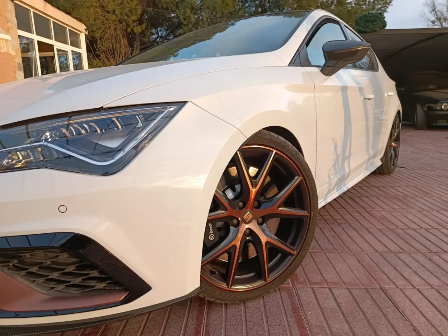 SEAT Leon 2.0 TSI S&S Cupra Black Carbon DSG7 290 Wit - 1