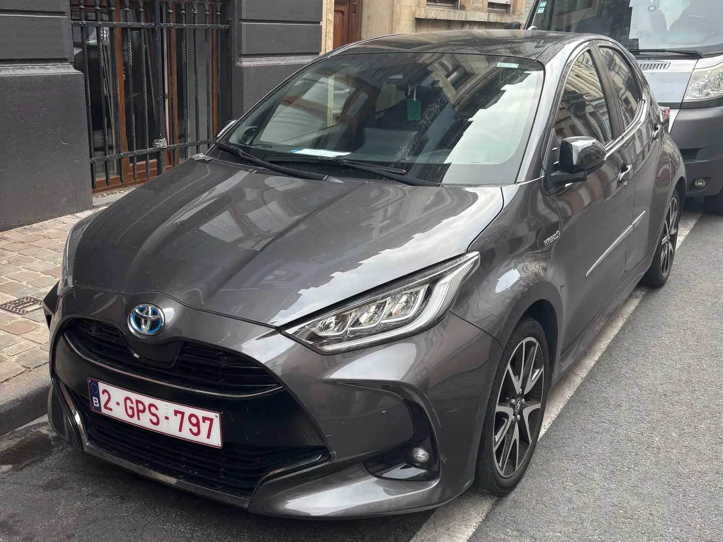 Toyota Yaris 1.5i VVT-i Hybrid E-CTV Style Gris - 1