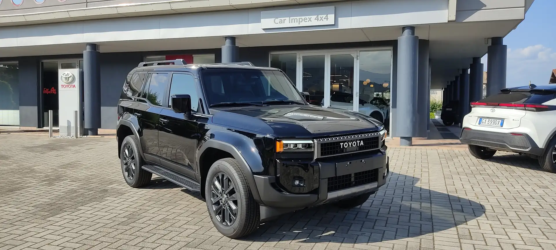 Toyota Land Cruiser 2.8 D-4D AT8 4WD Lounge Zwart - 1