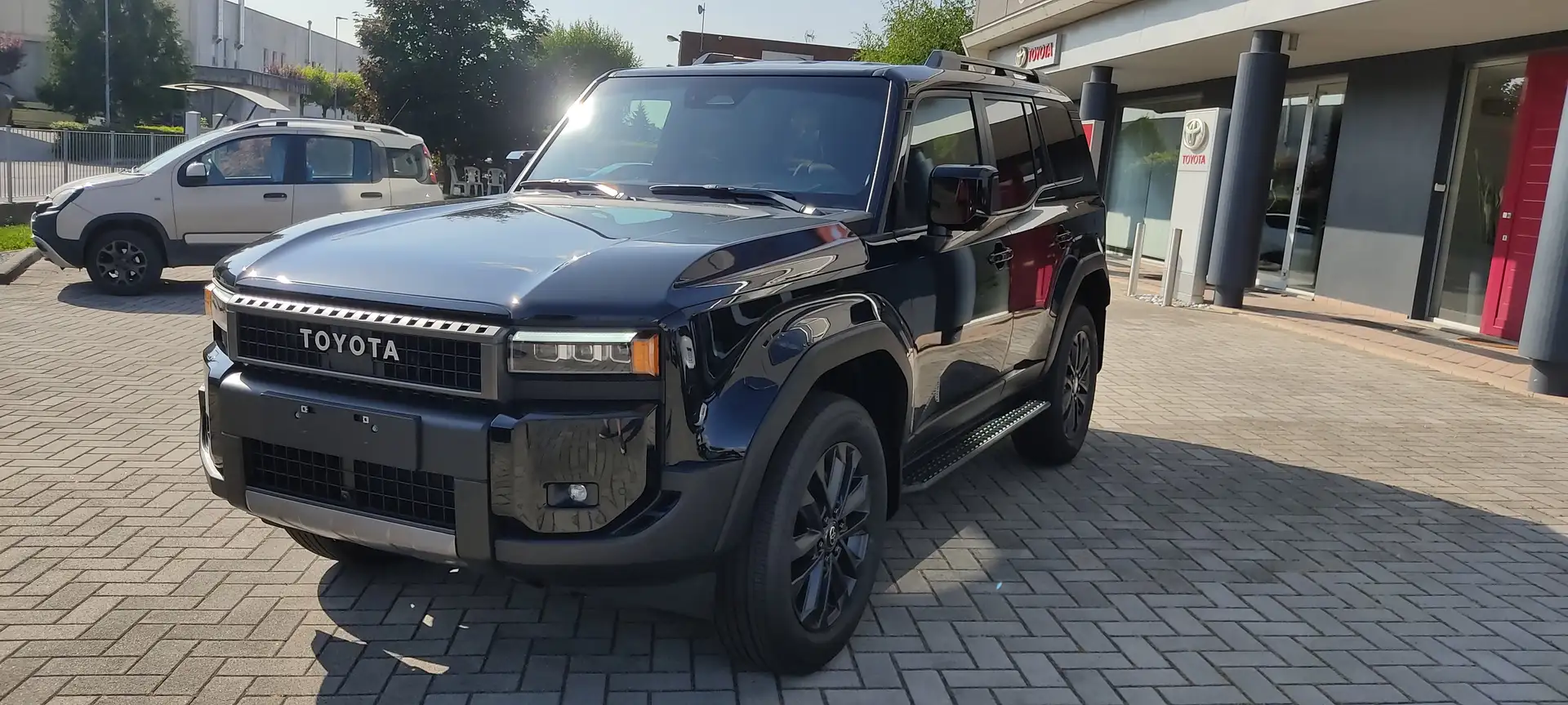 Toyota Land Cruiser 2.8 D-4D AT8 4WD Lounge Zwart - 2