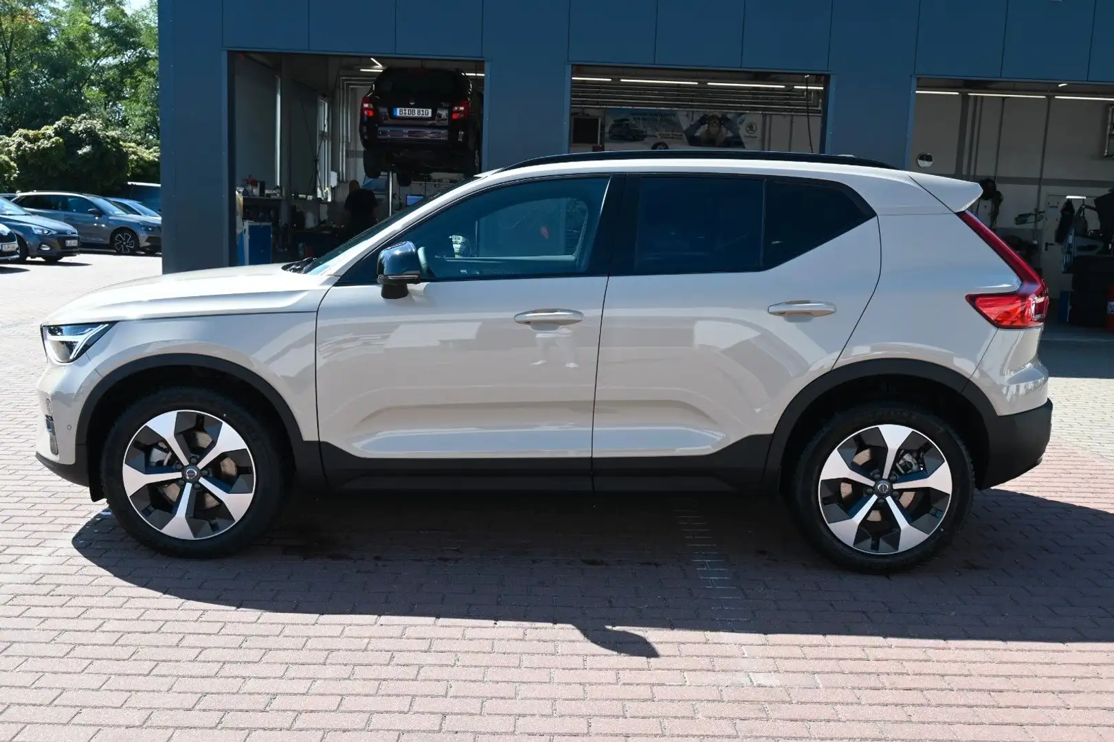 Volvo XC40 B4 DKG Plus Dark*FSHZG*360°*ACC*Allwetter Beige - 2