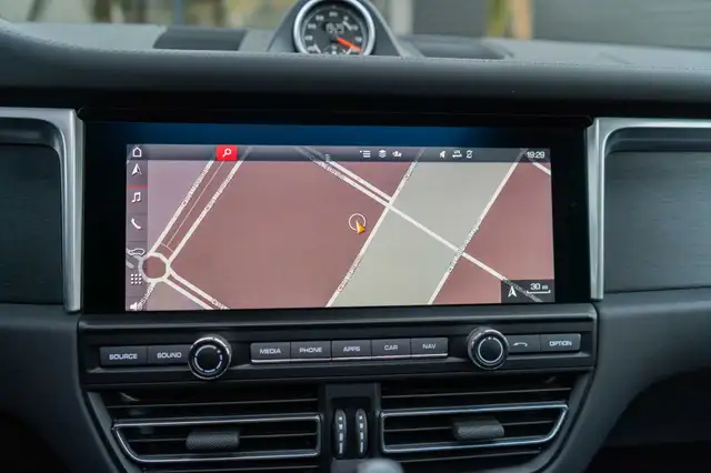Porsche Macan view 13
