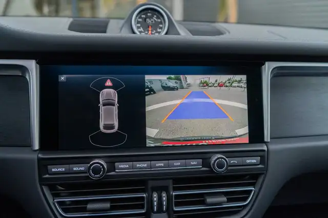 Porsche Macan view 14