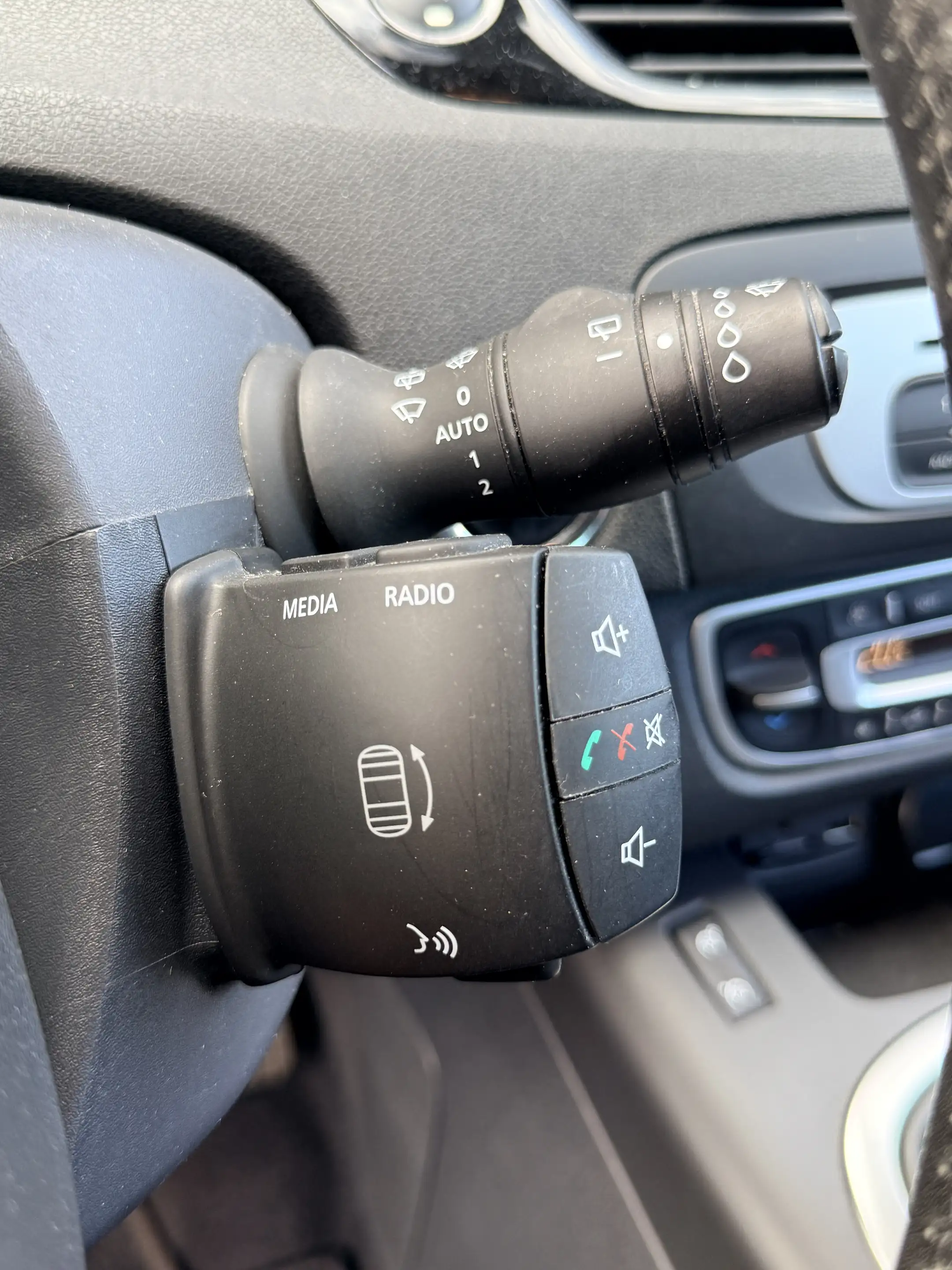 Renault Grand Scenic Série Limitée R-Cinéma·Cruise·Climate·Trekhaak·Nav — photo 23