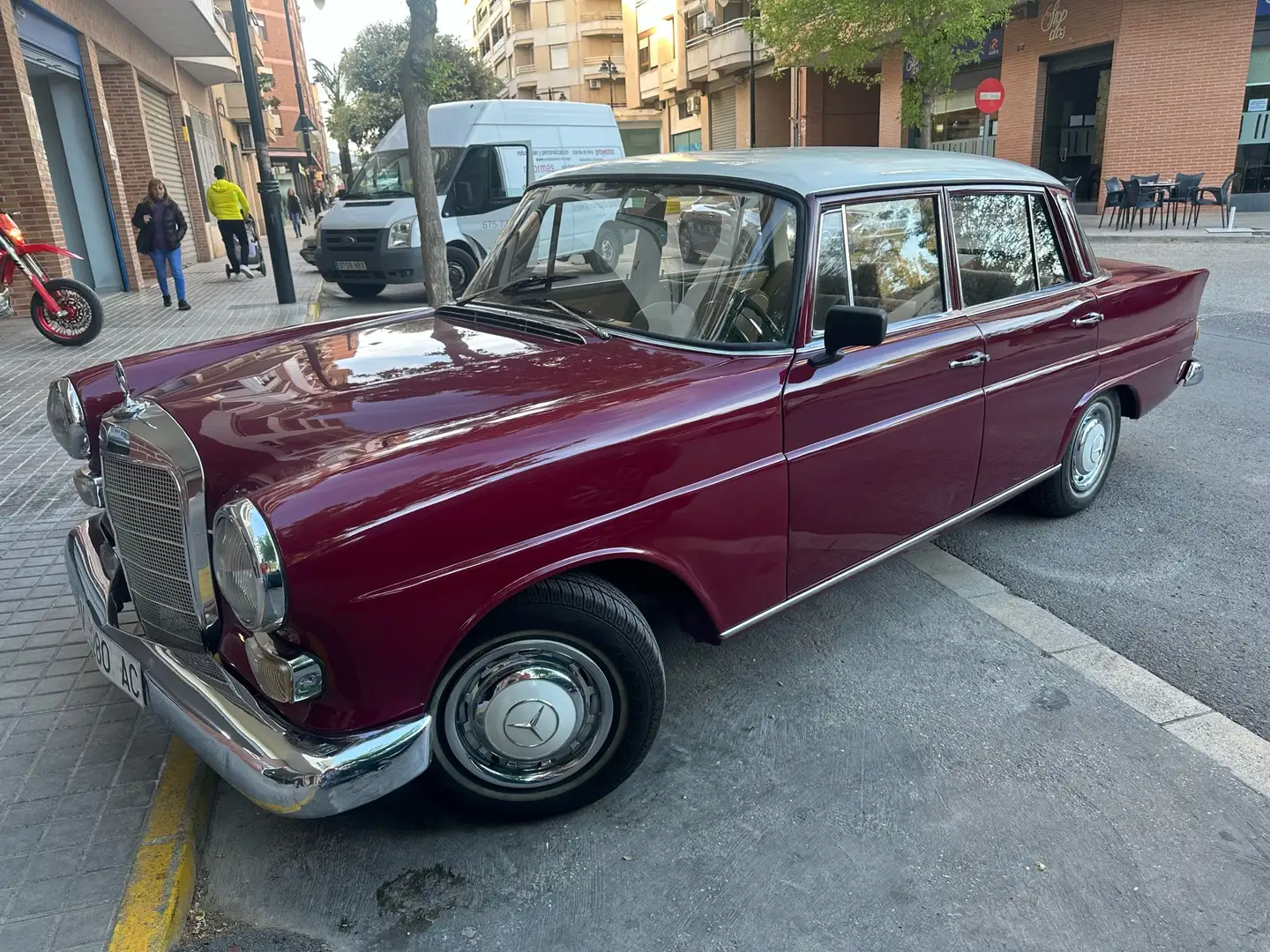Mercedes-Benz 200 w110 200 colas automatic Red - 1