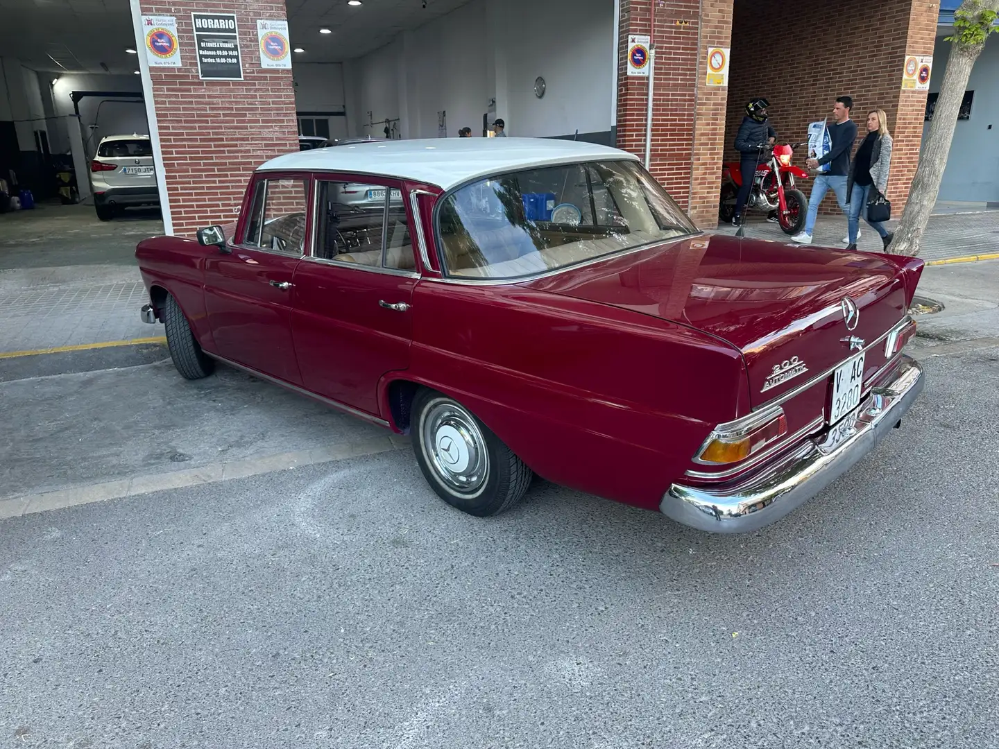Mercedes-Benz 200 w110 200 colas automatic Rood - 2