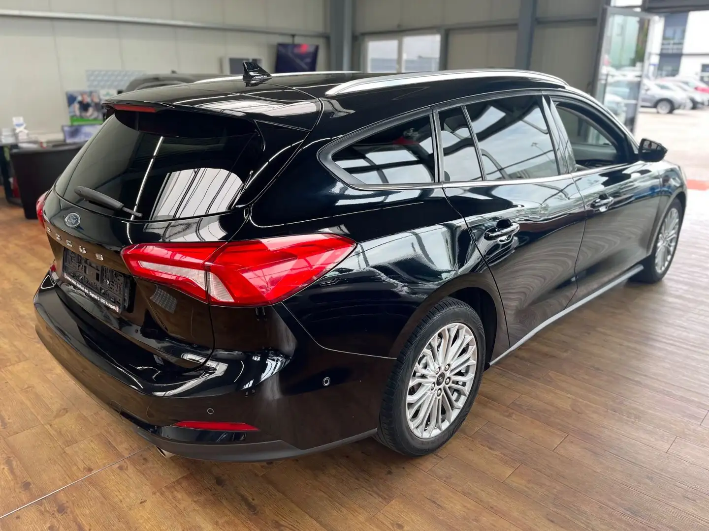Ford Focus Turnier NAVI,KLIMAAUTO,KAMERA Schwarz - 2