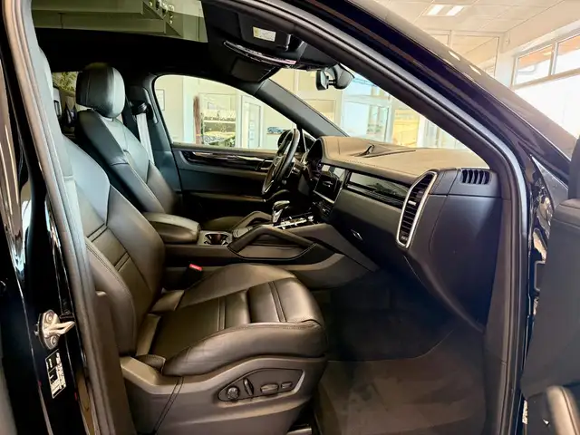 Porsche Cayenne view 15