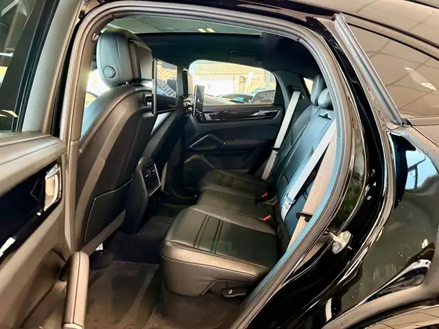 Porsche Cayenne view 12