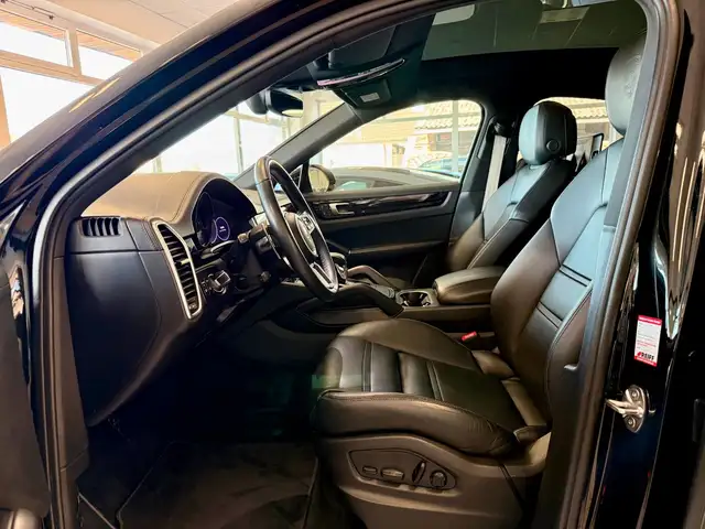 Porsche Cayenne view 9