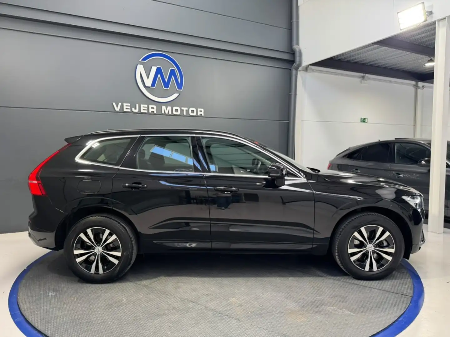 Volvo XC60 B4 Momentum Pro AWD Aut. Negro - 2
