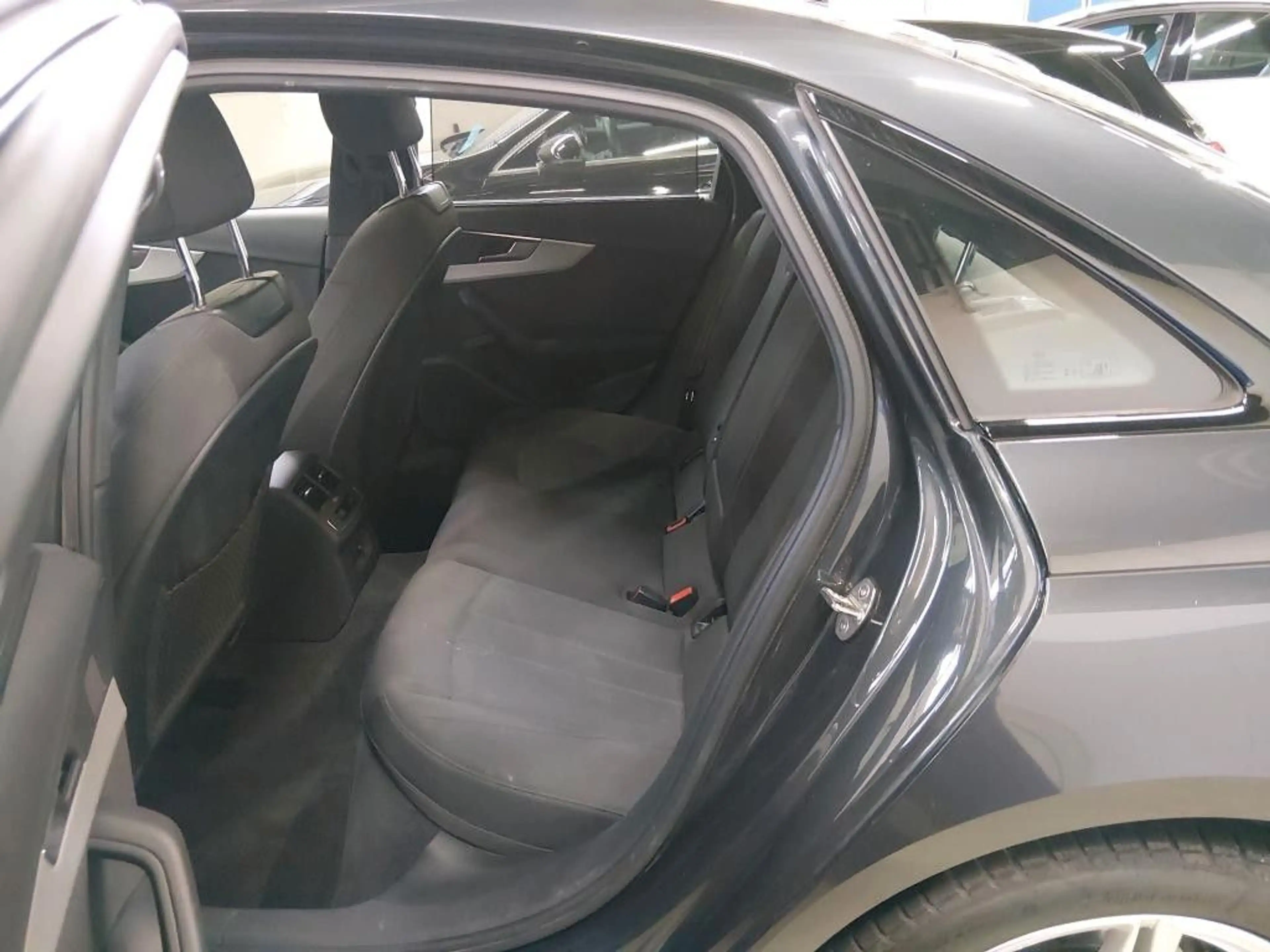 Audi A4 Lim. 40 TDI advanced — photo 7