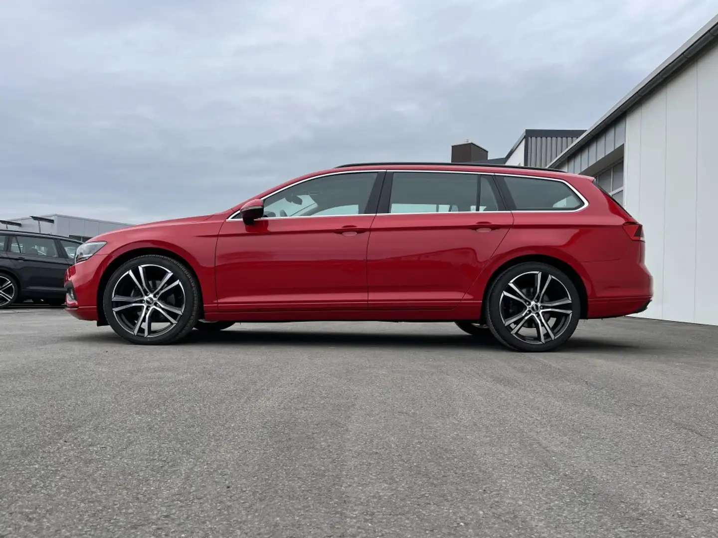 Volkswagen Passat Variant 2.0 TDI DSG Business R-Line Optik AHK Active Info Rojo - 2