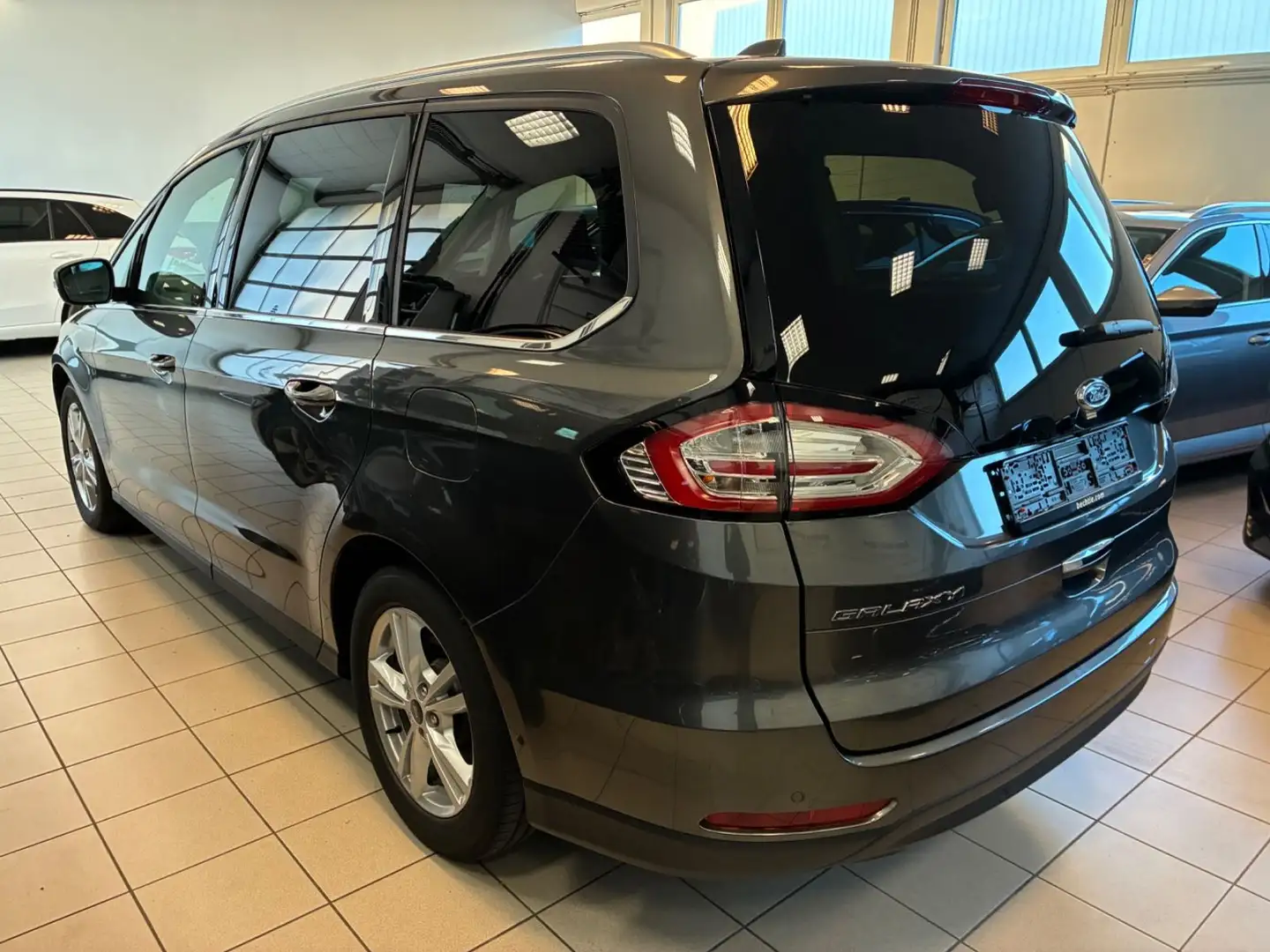 Ford Galaxy 2,0 TDCI Titanium LEDER 7-Sitzer  ACC KAM Grau - 2