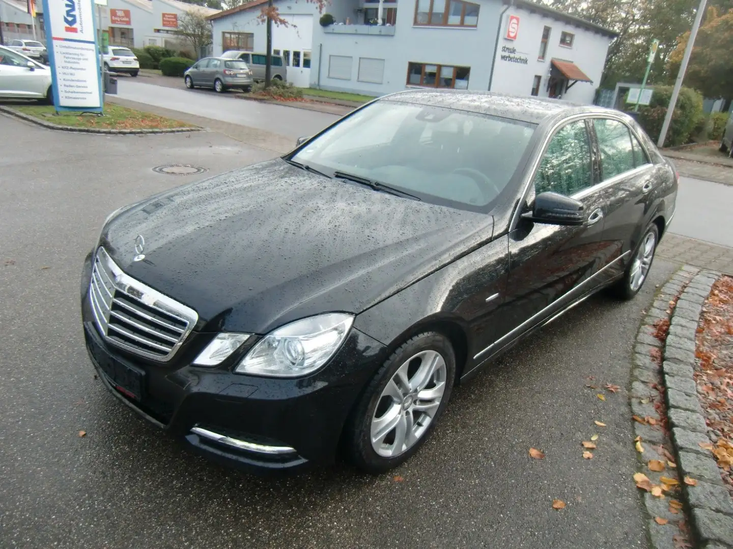 Mercedes-Benz E 200 CGI BlueEfficiency/Mod2011/PDC/Tempo/Sitzh Schwarz - 2