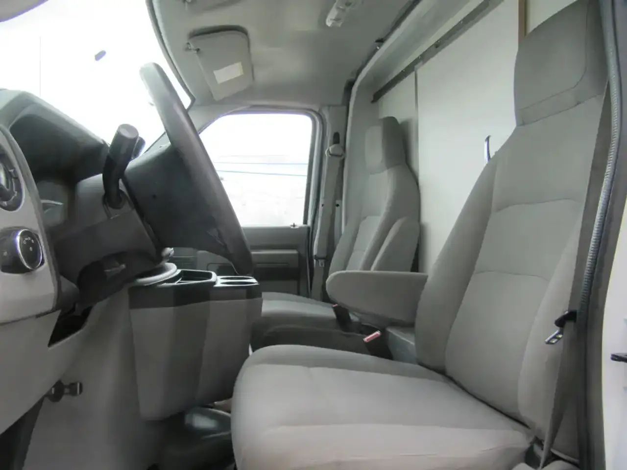 Ford E-450 снимка Ford E-450